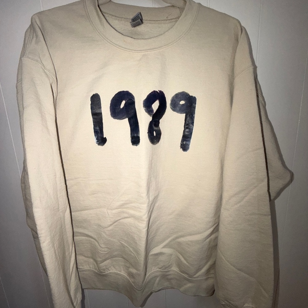 Gildan Women’s  Beige/Tan  Crewneck Sweater with 1989 Print for TS album